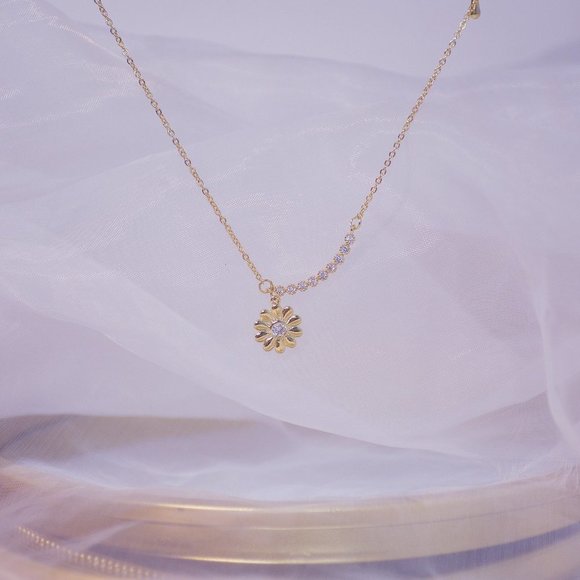 NEW 14K Gold Plated Diamond Daisy Flower Necklace - Picture 7 of 7